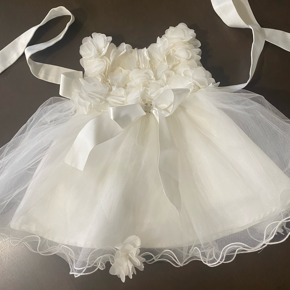 Bow dream little girl dress size 0 to 3 months never worn